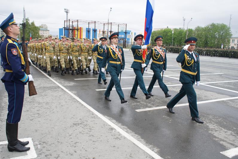 В рамках Парада Победы сотрудники и военнослужащие Росгвардии промаршировали по главным площадям Самары и Тольятти