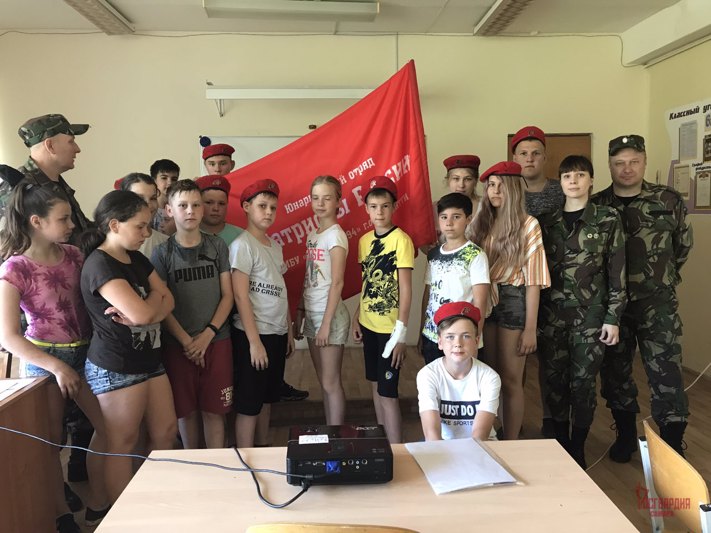 Бойцы и ветераны тольяттинского ОМОН поздравили учеников подшефной школы с Днем России