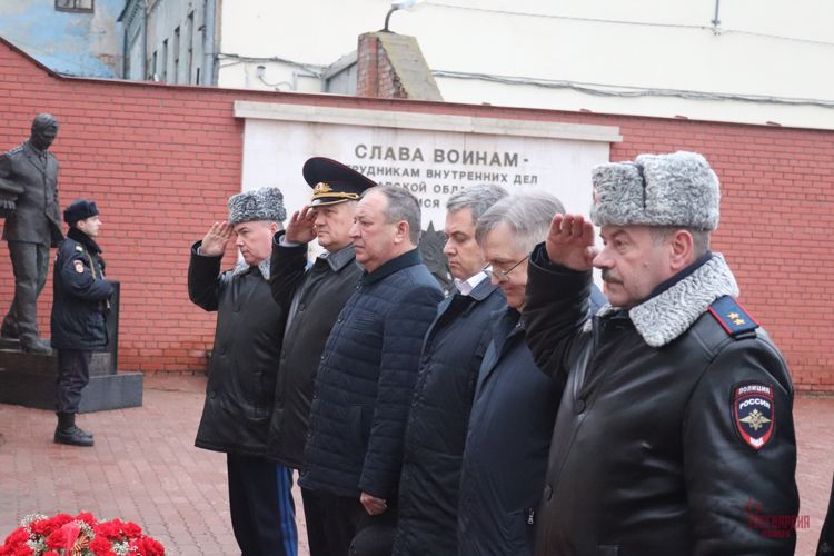 В Самаре сотрудники и военнослужащие Росгвардии почтили память коллег, погибших при выполнении служебных обязанностей