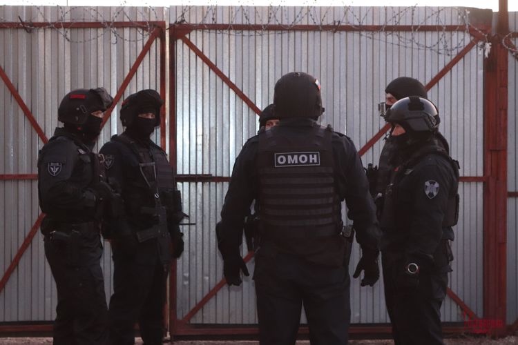 В Самарской области при содействии сотрудников ОМОН задержан подозреваемый в вымогательстве и уничтожении чужого имущества