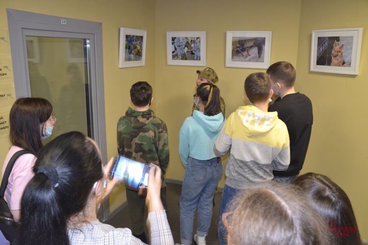 Школьники Самары стали гостями фотовыставки, посвященной юбилею Росгвардии
