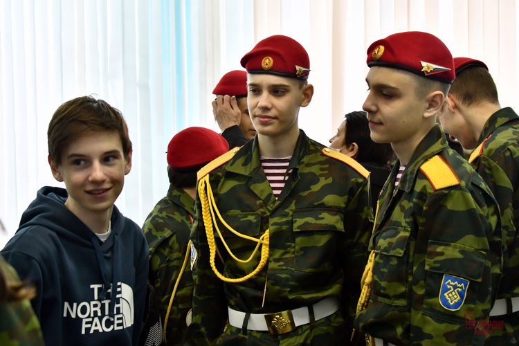 Сотрудники ОМОН помогают юнармейцам региона в подготовке к «Зарнице»