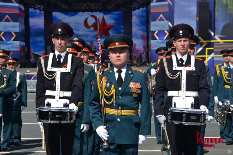 Росгвардейцы приняли участие в Парадах Победы, состоявшихся в Самаре и Тольятти