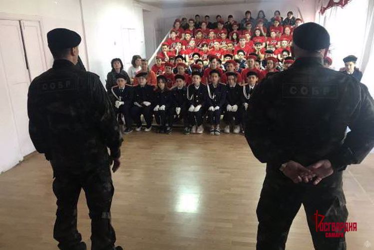 В Самарской области СОБР «Омега» провел урок мужества для воспитанников чапаевской школы-интерната