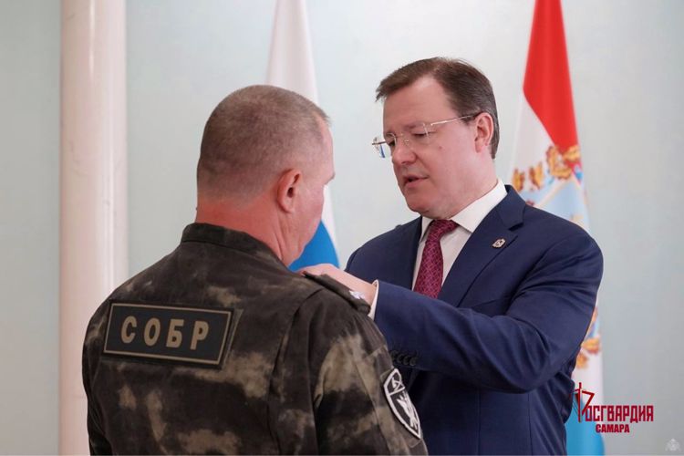«Приближают Победу»: в преддверии 9 Мая Дмитрий Азаров вручил госнаграды землякам (видео)