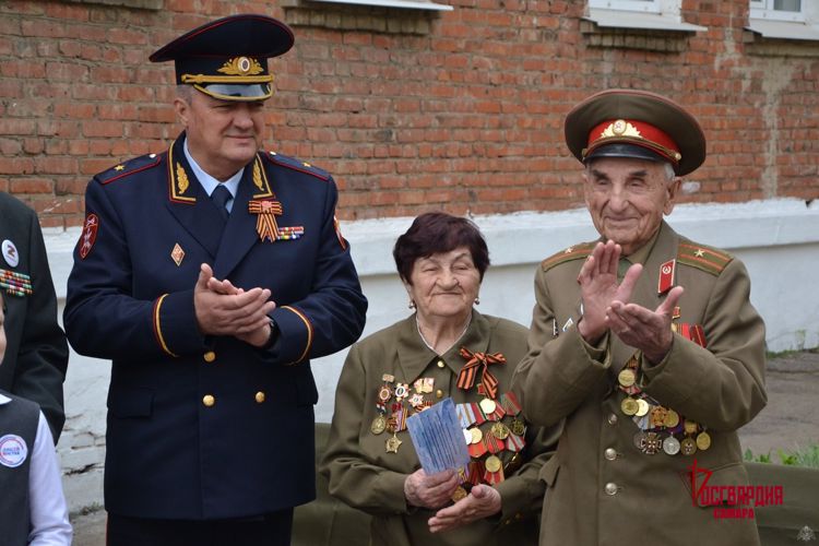 Всероссийская акция Росгвардии «Парад идет к ветерану» пришла в Самару