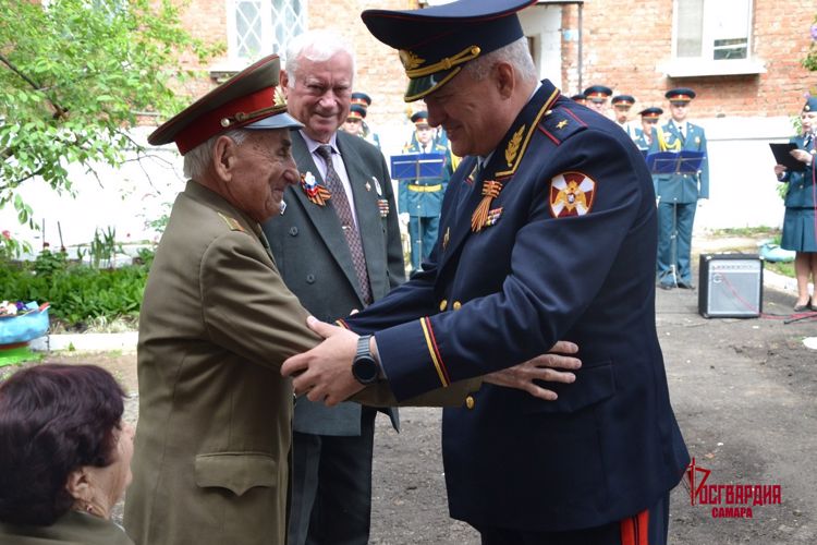 Всероссийская акция Росгвардии «Парад идет к ветерану» пришла в Самару