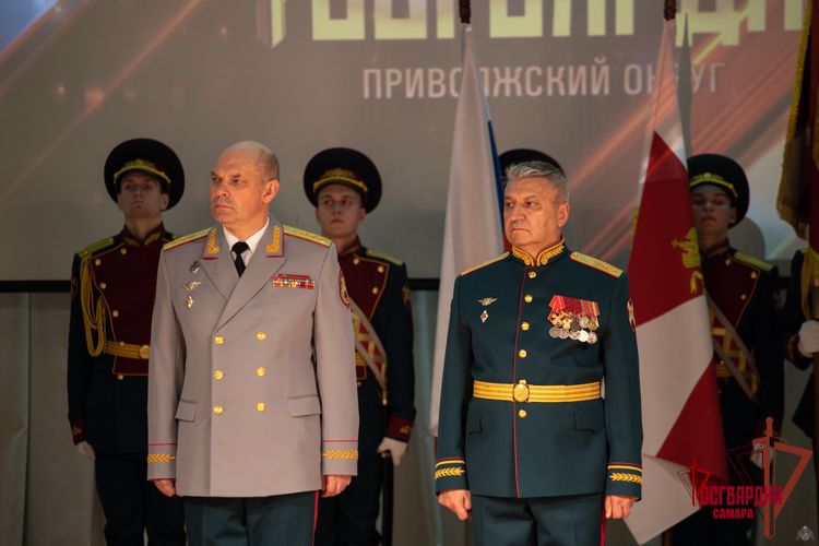 Генерал-полковник Олег Плохой вручил личный штандарт командующего Приволжским округом Росгвардии генерал-лейтенанту Сергею Просянику