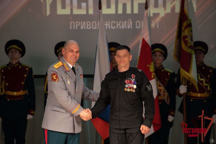 Генерал-полковник Олег Плохой вручил личный штандарт командующего Приволжским округом Росгвардии генерал-лейтенанту Сергею Просянику