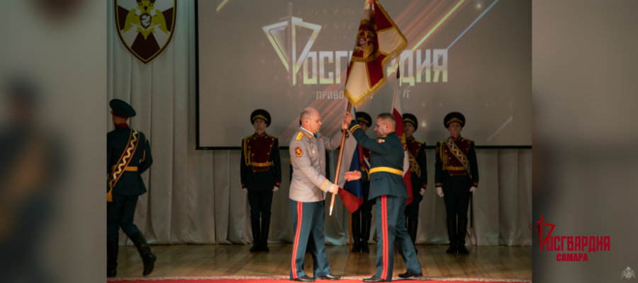 Генерал-полковник Олег Плохой вручил личный штандарт командующего Приволжским округом Росгвардии генерал-лейтенанту Сергею Просянику