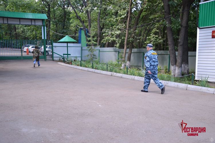 В Самаре росгвардейцы отработали действия при поступлении сигнала «Тревога» из детского оздоровительного лагеря (видео)