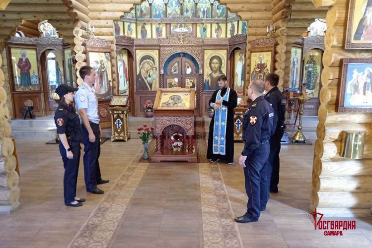 В День памяти Святого князя Владимира самарские росгвардейцы приняли участие в праздничных литургиях 