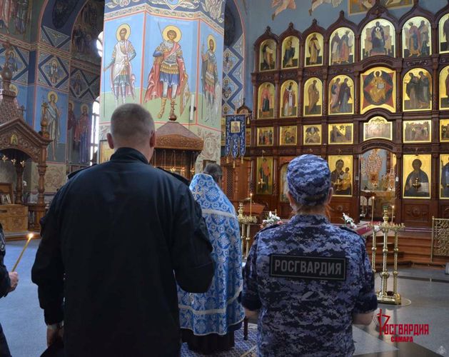 В День памяти Святого князя Владимира самарские росгвардейцы приняли участие в праздничных литургиях 