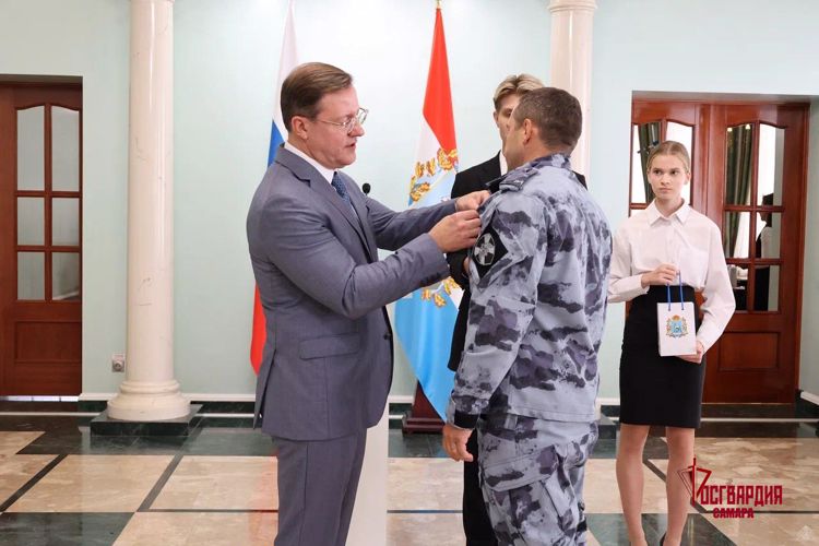 В Самаре губернатор Дмитрий Азаров вручил  награды росгвардейцам