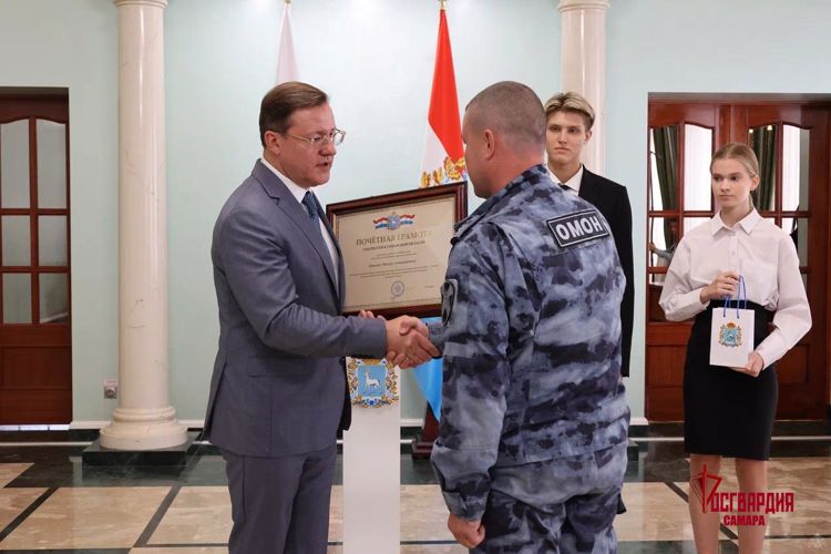 В Самаре губернатор Дмитрий Азаров вручил награды росгвардейцам