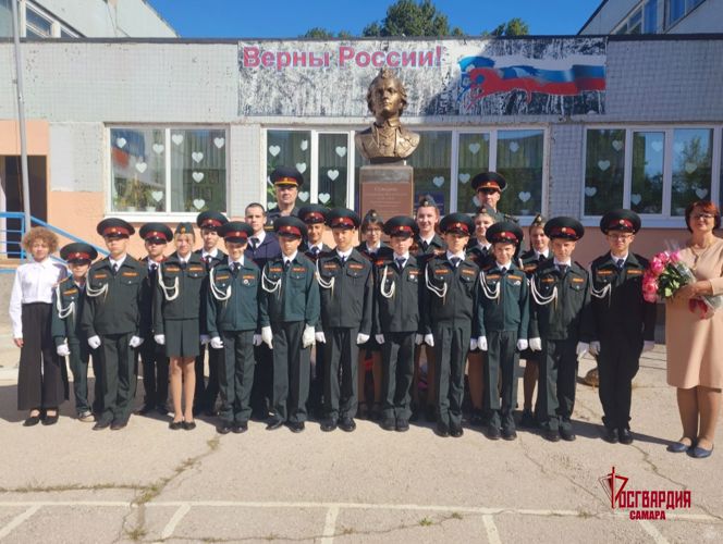 В Тольятти росгвардейцы поздравили воспитанников кадетского класса имени Героя России Анатолия Романова с Днем знаний