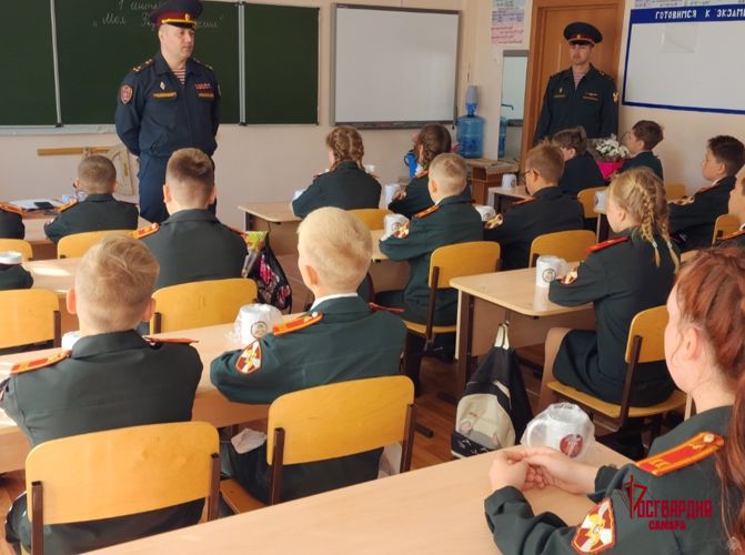 В Тольятти росгвардейцы поздравили воспитанников кадетского класса имени Героя России Анатолия Романова с Днем знаний