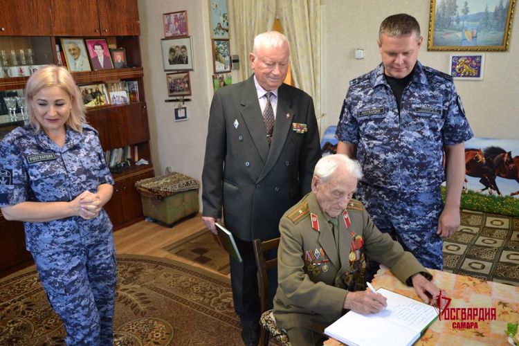 В Самаре росгвардейцы помогли ветерану Великой Отечественной войны издать книгу воспоминаний