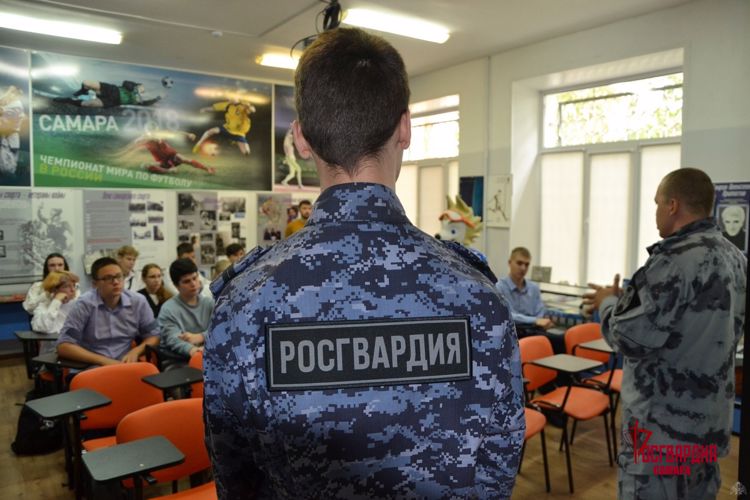 В рамках мероприятий ко Дню солидарности в борьбе с терроризмом росгвардейцы организовали выездную экспозицию в Самаре