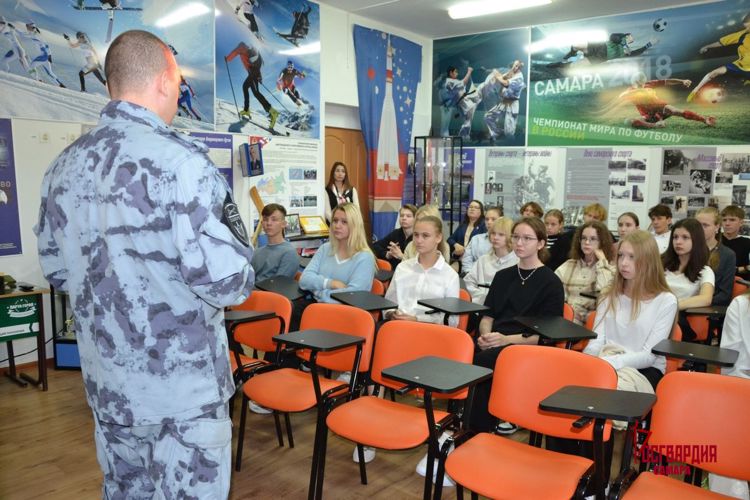 В рамках мероприятий ко Дню солидарности в борьбе с терроризмом росгвардейцы организовали выездную экспозицию в Самаре