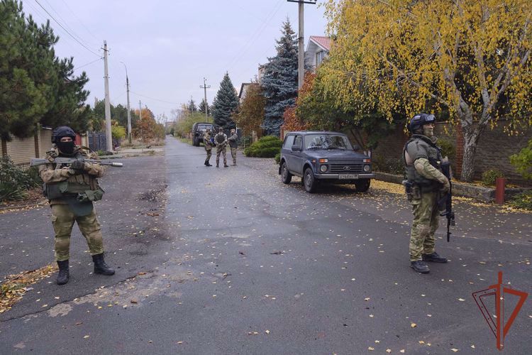 Незарегистрированное оружие и форму ВСУ обнаружили росгвардейцы в ДНР