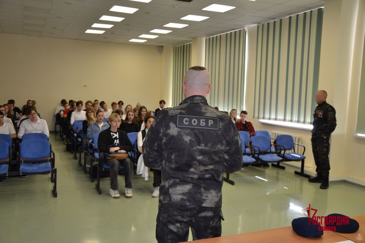 В Самаре офицеры СОБР «Омега» провели для школьников урок мужества 