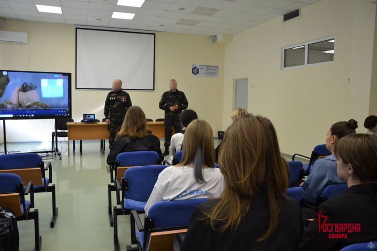 В Самаре офицеры СОБР «Омега» провели для школьников урок мужества 