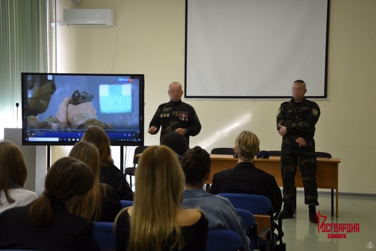 В Самаре офицеры СОБР «Омега» провели для школьников урок мужества 