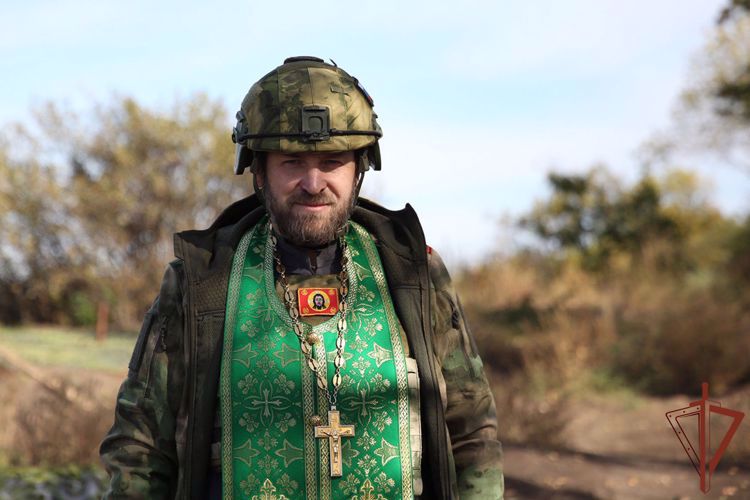 Священнослужитель посетил с духовной миссией подразделения Росгвардии в ДНР (видео)