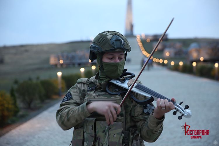 Скрипач из Росгвардии в зоне СВО записал музыкальное поздравление ко Дню матери