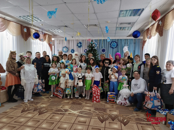 «Дед Мороз специального назначения» продолжает поздравлять детей региона 