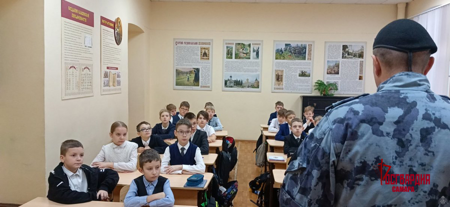 Ко Дню Конституции росгвардейцы провели открытый урок для самарских школьников