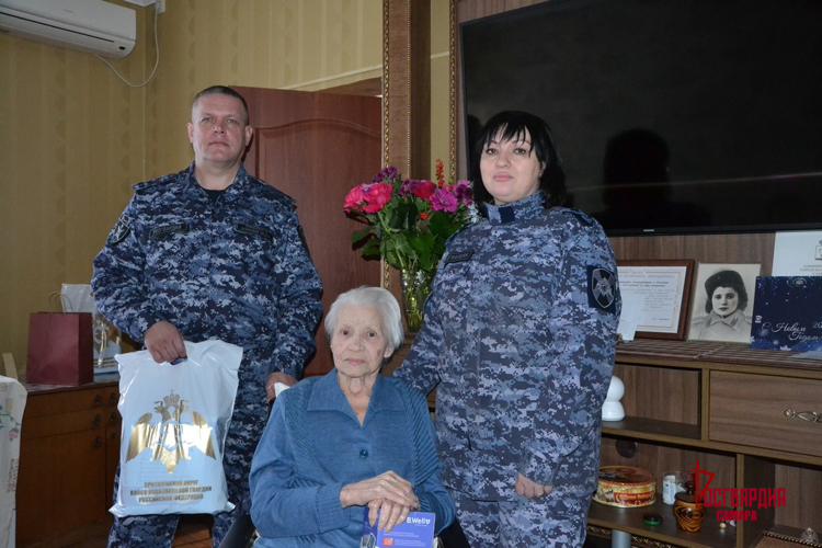 В канун Нового года самарские росгвардейцы навестили ветерана ВОВ