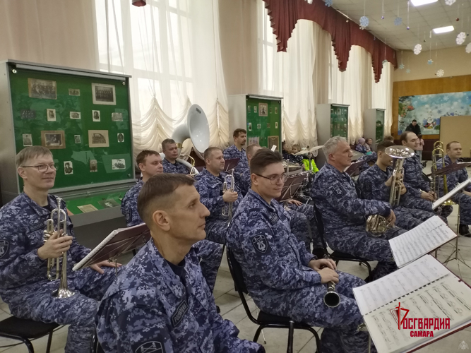 В рамках акции «Дед Мороз специального назначения» военный оркестр Росгвардии принял участие в детских новогодних представлениях в Самаре