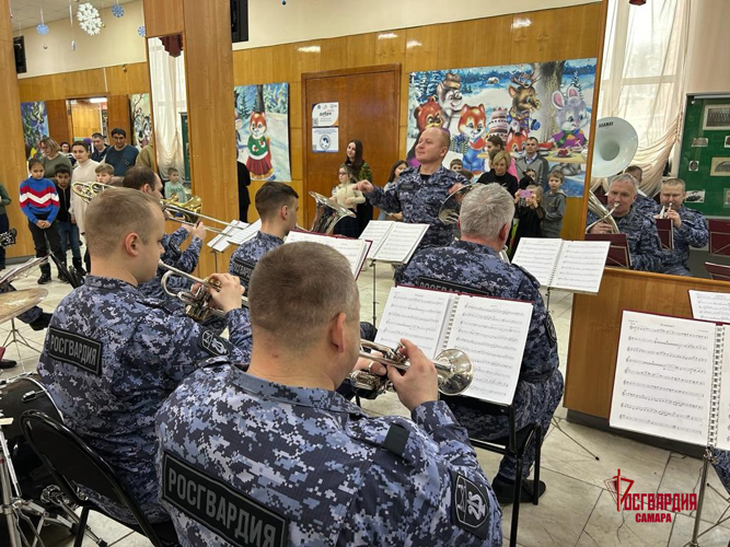 В рамках акции «Дед Мороз специального назначения» военный оркестр Росгвардии принял участие в детских новогодних представлениях в Самаре