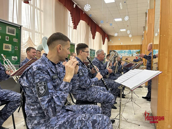В рамках акции «Дед Мороз специального назначения» военный оркестр Росгвардии принял участие в детских новогодних представлениях в Самаре
