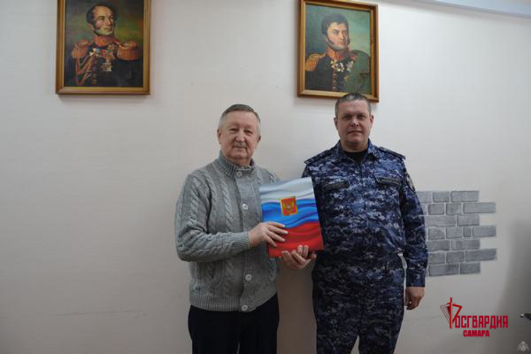 В Самаре росгвардейцы поздравили ветерана войск правопорядка с годовщиной образования Восточного округа Росгвардии