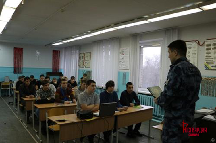 В Самаре росгвардейцы провели профориентационный урок ко Дню российской науки
