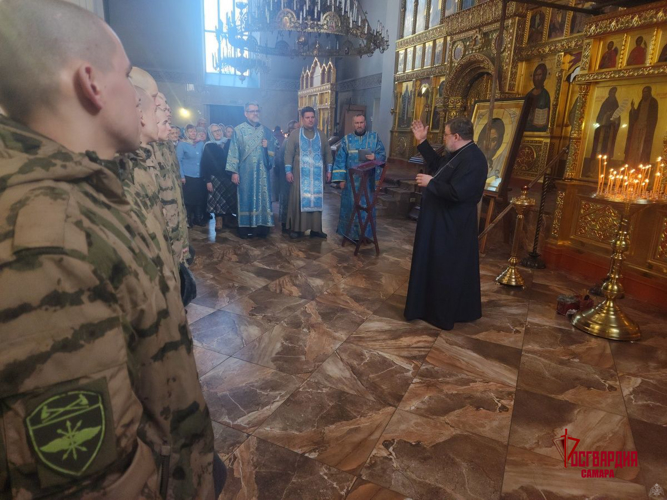 В преддверии 23 февраля военнослужащие Росгвардии приняли участие в богослужении в Тольятти