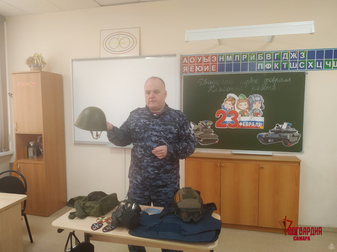 Росгвардеец рассказал самарским школьникам об истории празднования Дня защитника Отечества