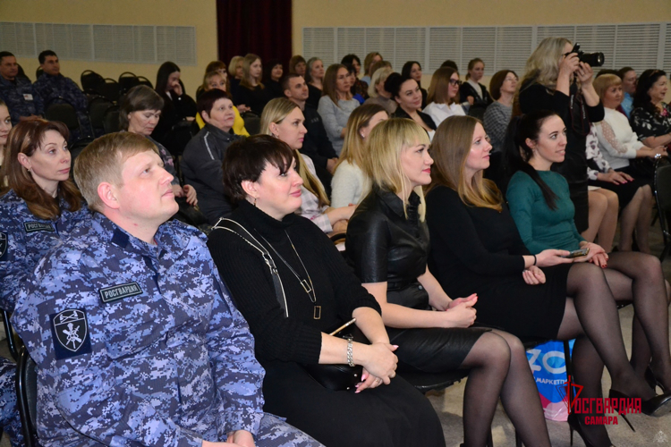 Самарские росгвардейцы поздравили своих коллег-женщин с предстоящим праздником