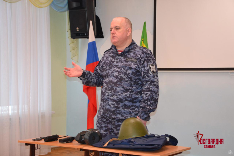 Росгвардеец провел профилактическую беседу со школьниками в Самаре