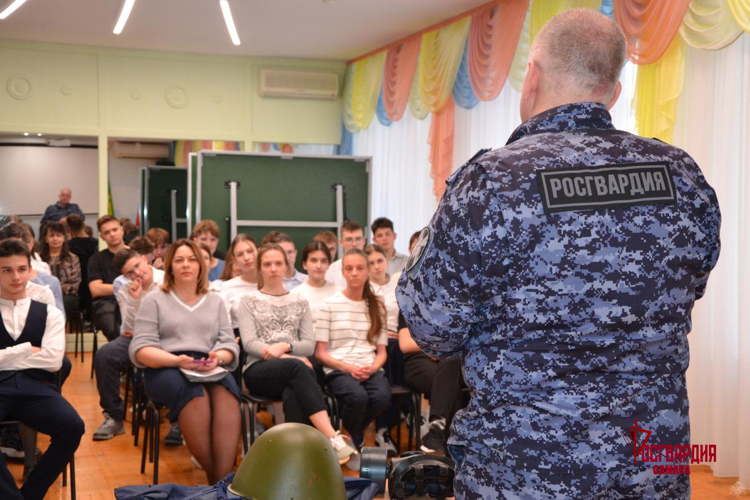 Росгвардеец провел профилактическую беседу со школьниками в Самаре