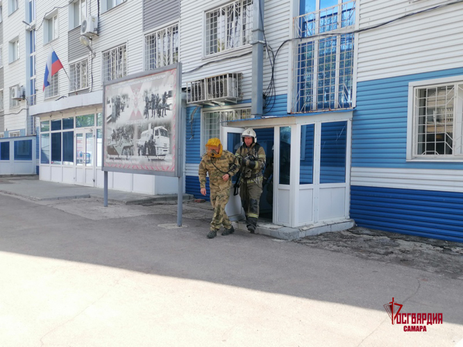 Росгвардейцы совместно с сотрудниками МЧС провели пожарно-тактическое занятие в Самаре