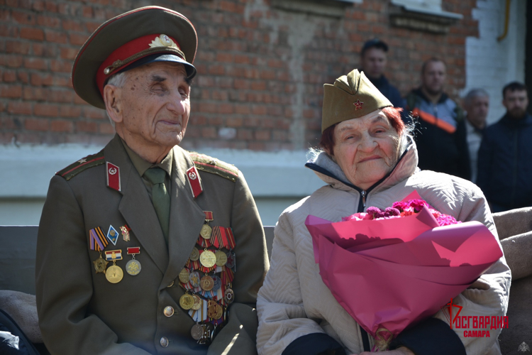 В Самару пришла всероссийская акция Росгвардии «Парад у дома ветерана»