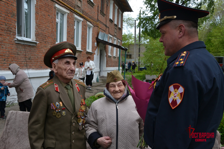 В Самару пришла всероссийская акция Росгвардии «Парад у дома ветерана»