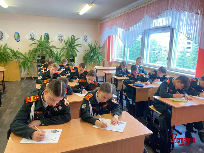 Военнослужащие Росгвардии провели патриотическую акцию «Солдатский треугольник» в Тольятти