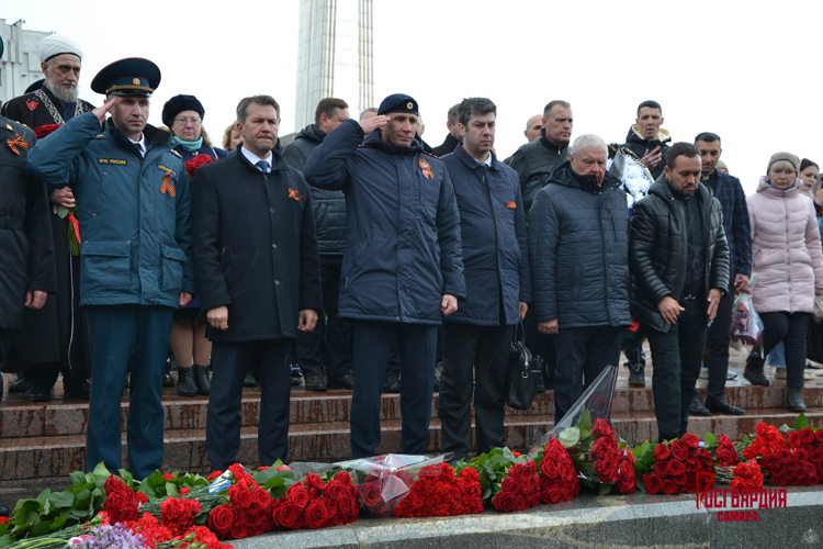 Начальник регионального управления Росгвардии возложил цветы к Вечному огню в Самаре