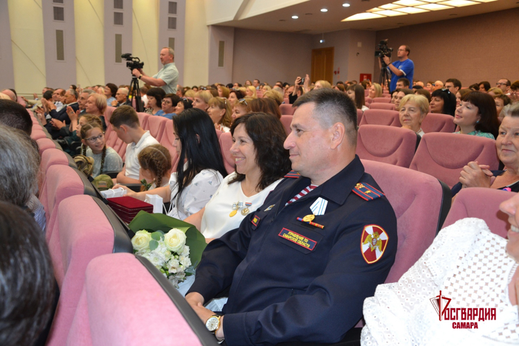 Многодетной семье сотрудника Росгвардии вручили медаль ордена «Родительская слава» в Самаре (видео)