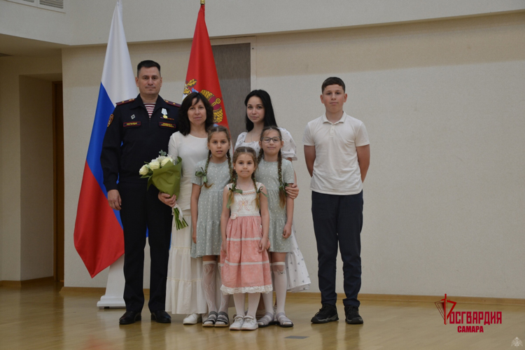Многодетной семье сотрудника Росгвардии вручили медаль ордена «Родительская слава» в Самаре (видео)